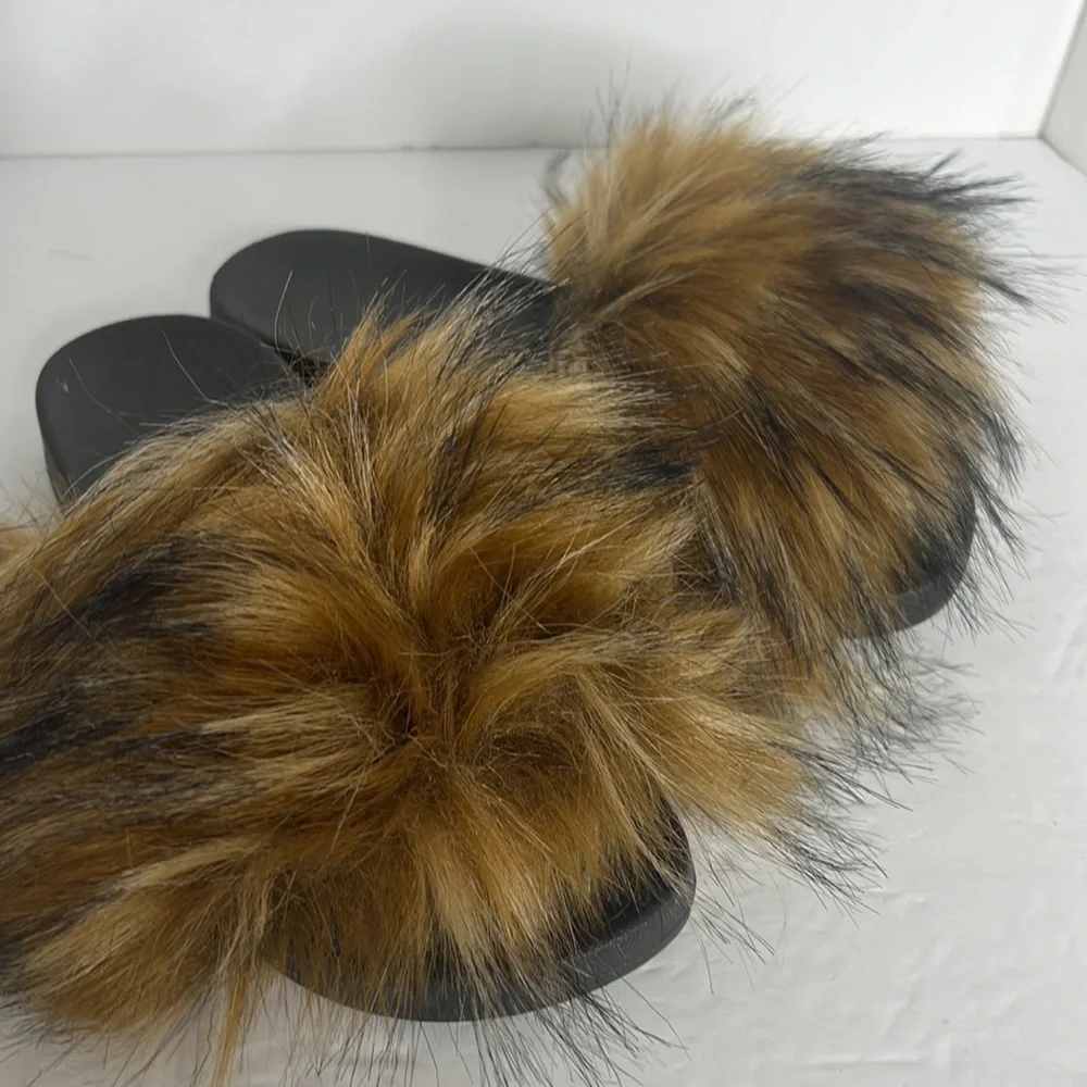 WOMANS FURRY SLIP ON SANDALS SIZE 7